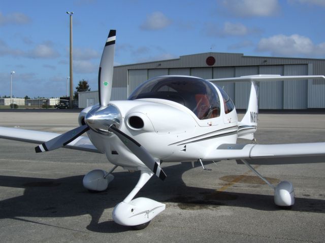 Diamond Star (N867DS) - DA40 XLS on the ramp at North County (F45)