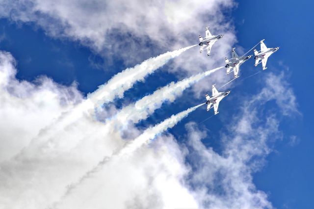 Lockheed F-16 Fighting Falcon — - The U.S. Thunderbirds perform a Diamond Loop maneuver at the Gathering of Mustangs and Legends airshow.