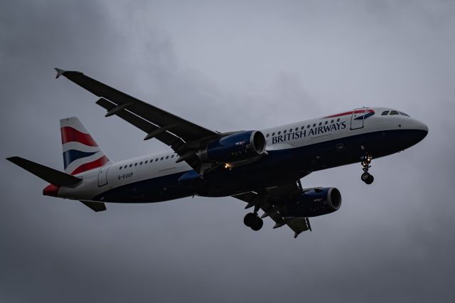 Airbus A320 (G-EUUP) - Had a long layover in London... Decided to check out the famed Myrtle Ave, and turns out, when 27L is the arriving runway, it is quite a show!