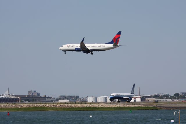 Boeing 737-800 (N3772H)