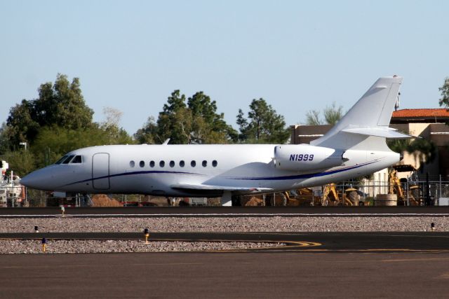 Dassault Falcon 2000 (N1999) - Taxiing to the ramp after landing on R21 on 27-Oct-10.