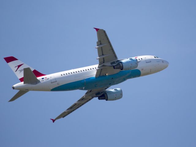 Airbus A318 (OW-LDF) - Departure runway 29.