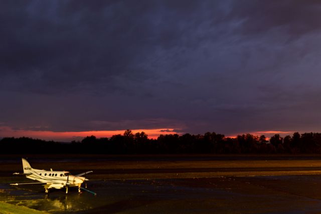 Beechcraft King Air 90 (N37HC)