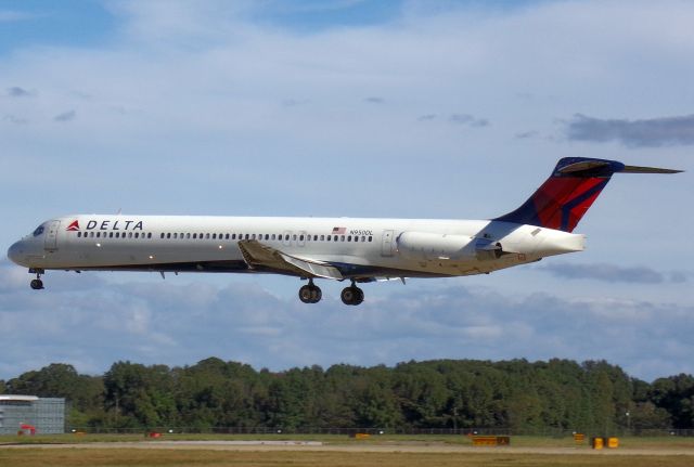 McDonnell Douglas MD-88 (N950DL)