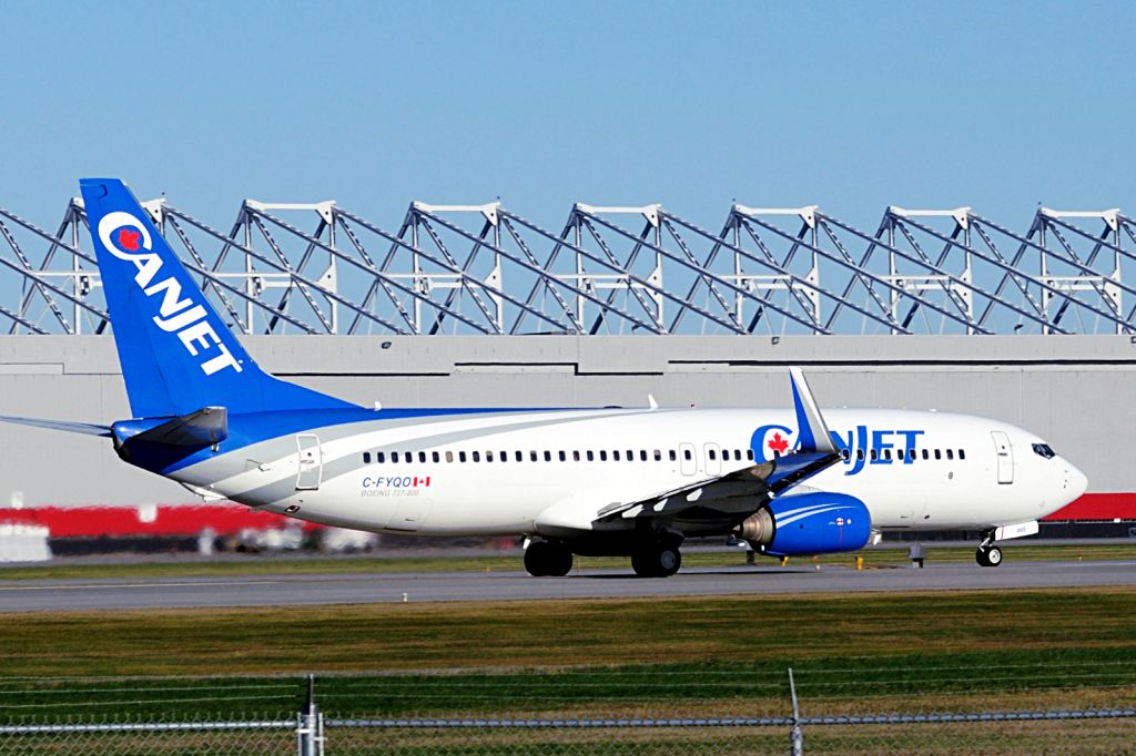 Boeing 737-800 (C-FYQO)