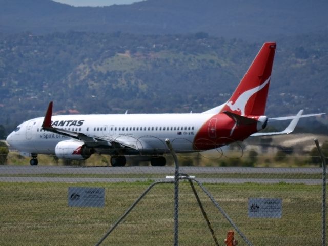 Boeing 737-800 (VH-VXE) - Rolling for take off on runway 05.