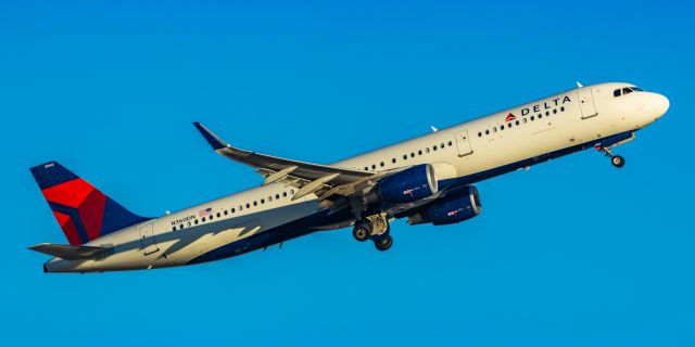 Airbus A321 (N360DN) - A Delta Airlines A321 taking off from PHX on 1/25/23. Taken with a Canon R7 and Tamron 70-200 G2 lens.
