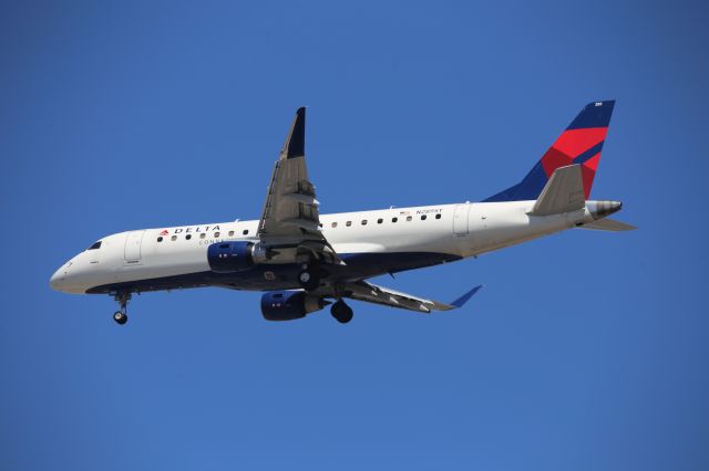 EMBRAER 175 (long wing) (N289SY)