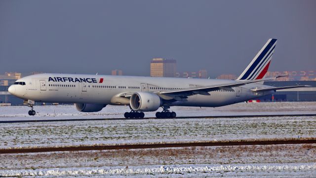 BOEING 777-300ER (F-GSQN) - Snow in ORY.