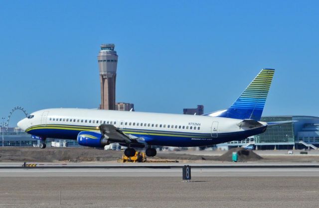 BOEING 737-400 (N752MA)