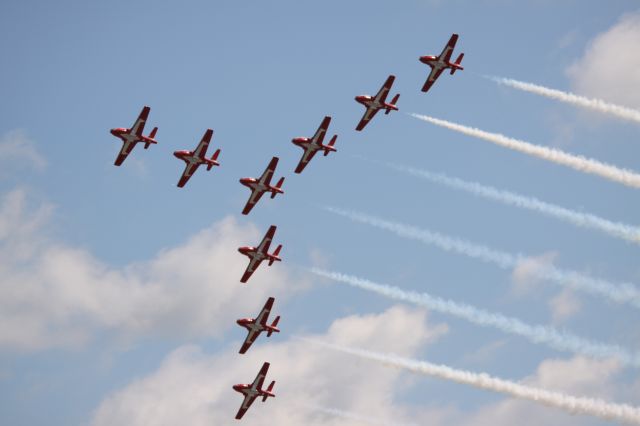 — — - Snowbirds @ St Thomas Air Show 2009