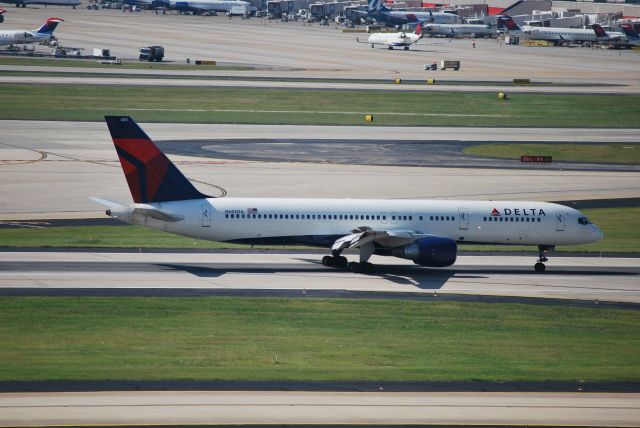 Boeing 757-200 (N683DA) - Arriving runway 26R - 8/23/09