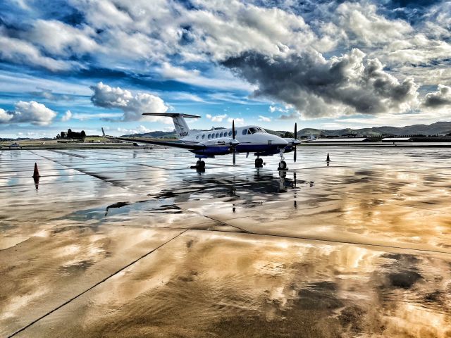 Beechcraft Super King Air 300 (K400AY) - Blue and Gold