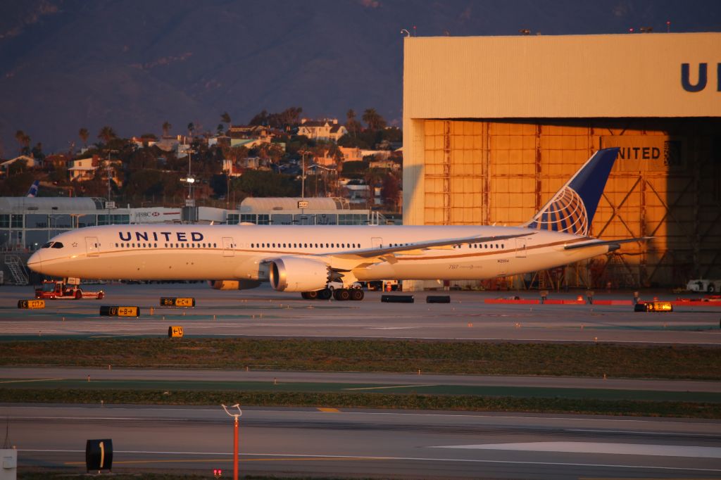 BOEING 787-10 Dreamliner (N12004)