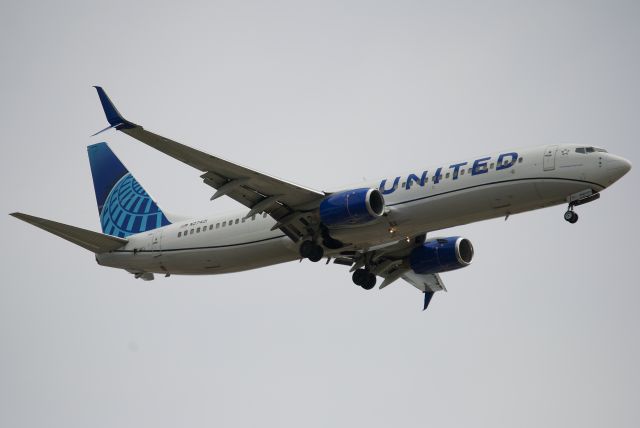 Boeing 737-900 (N27421)