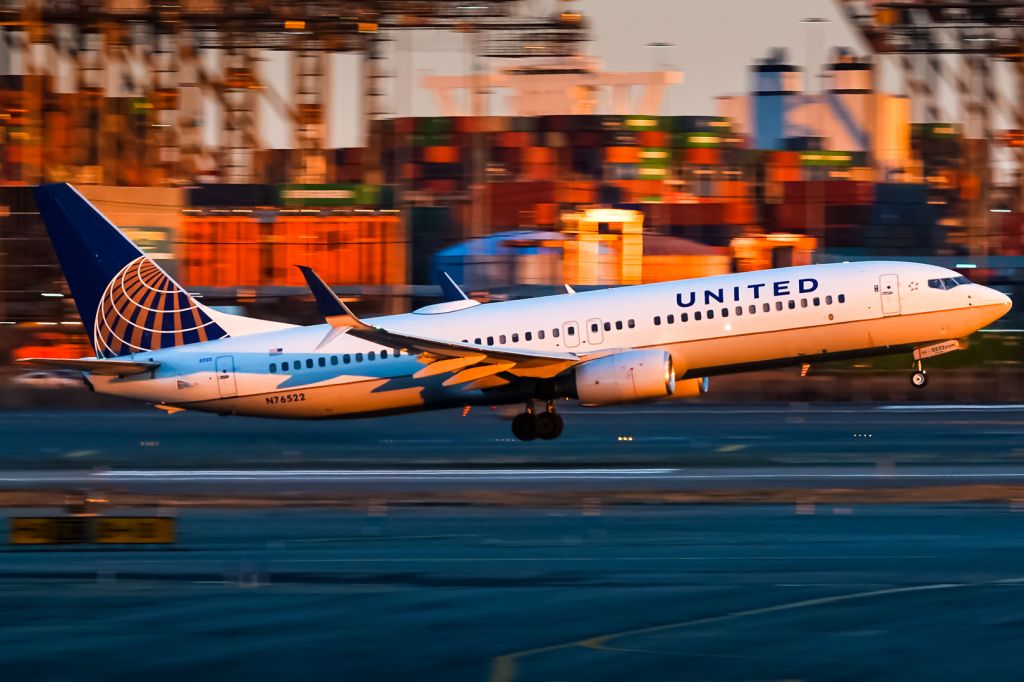 Boeing 737-800 (N76522)