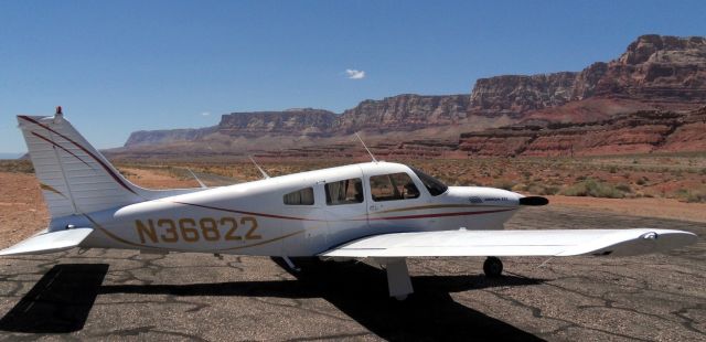 Piper Cherokee Arrow (N36822)