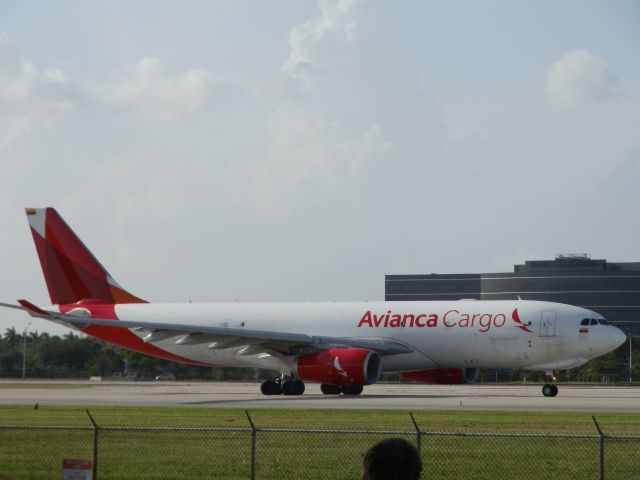 Airbus A330-200 (N334QT)