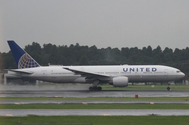 Boeing 777-200 (N229UA)