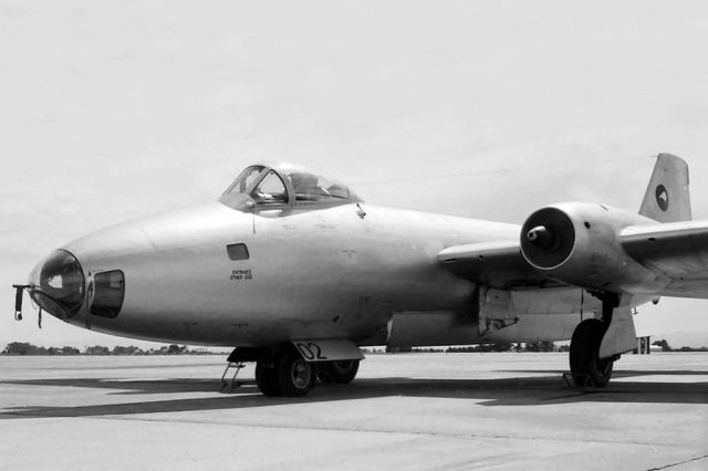 ENGLISH ELECTRIC Canberra (ANZ6102) - EE Canberra B.MK12 NZ6102 RAAF East Sale (YMES) early 1960s.