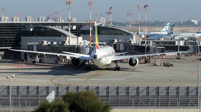 Boeing 787-8 (ET-ATH) - 17/12/2022:br /Ethiopian Dreamliner at the gate.