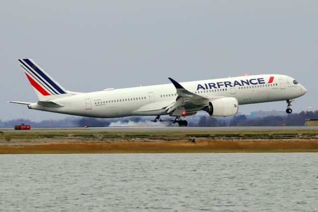 Airbus A350-900 (F-HTYF) - AFR 334 from Paris touching down on runway 27   (11/28)