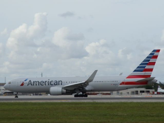 BOEING 767-300 (N389AA)