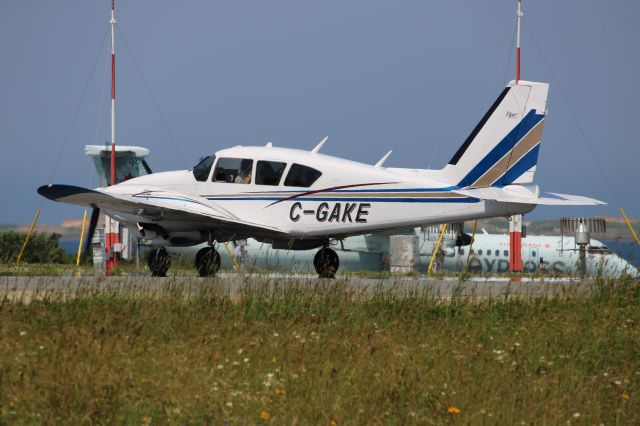 Piper Aztec (C-GAKE) - Privée 