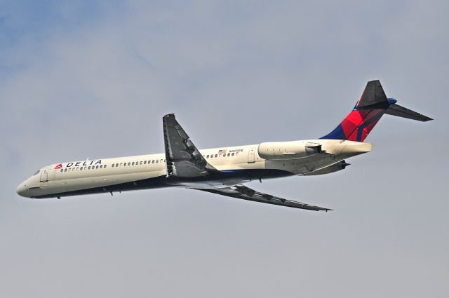 McDonnell Douglas MD-88 (N909DE) - Seen at KDCA on 9/12/2010