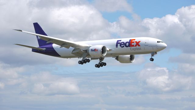 Boeing 777-200 (N886FD) - BOE62 on final approach to runway 16R to complete a flight test on 8/28/12. (LN:1041 c/n 41065).