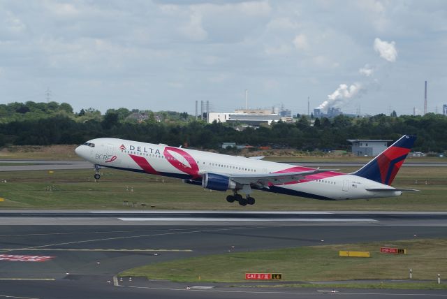 BOEING 767-400 (N845MH) - Delta Air Lines B767-432ER cn29719