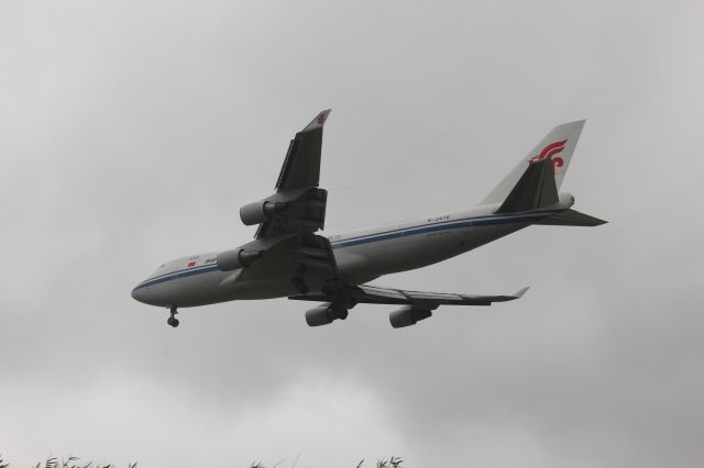 Boeing 747-400 (B-2476) - A little bit of Kai Tak Final feeling. Man, this thing is beautiful. 