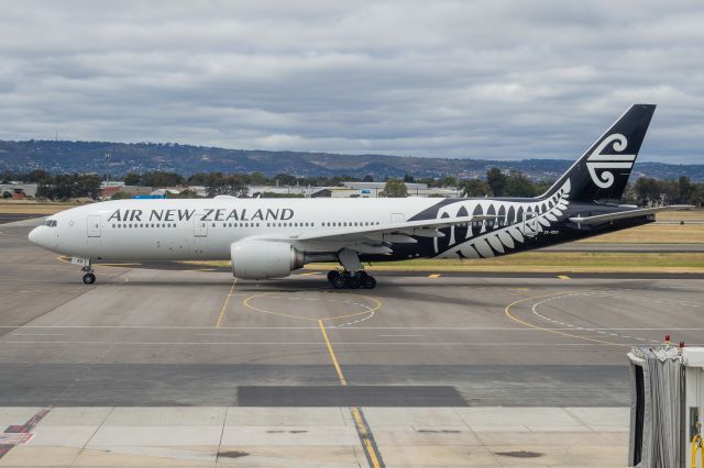 Boeing 777-200 (ZK-OKD)