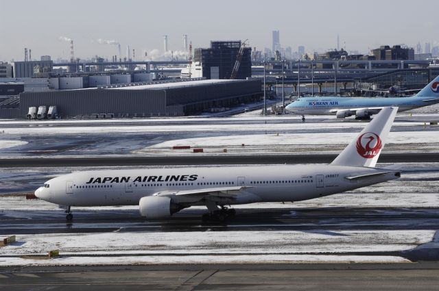 Boeing 777-200 (JA8977) - Taxing at Haneda Intl Airport on 2013/01/15