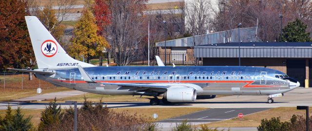 Boeing 737-800 (N905NN) - The Astrojet retro crossing over on C for a 23L departure. I love this more for the fall foliage than anything, but wow, I still think this is a stunning airplane. Taken from the RDU parking deck on 12/10/17.