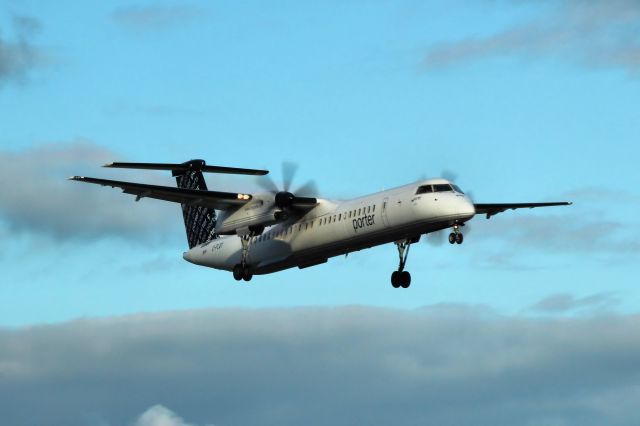 de Havilland Dash 8-400 (C-FLQY) - Arriving over rwy 25.