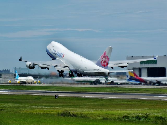 Boeing 747-400 (B-18712)