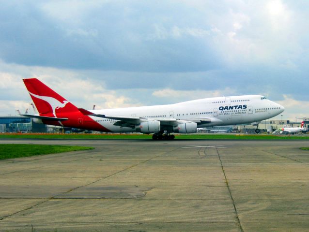 Boeing 747-400 (VH-OJT) - QFA29 landing from MEL via HKG