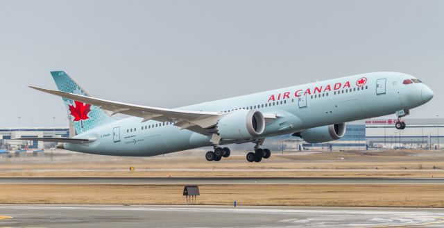 Boeing 787-9 Dreamliner (C-FNOH) - ACA5 lifts off runway 23 at YYZ and heads to Tokyo Haneda