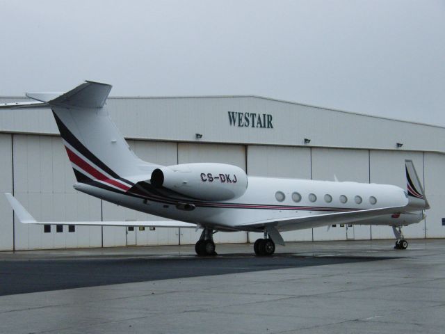 CS-DKJ — - CS-DKJ GULFSTREAM G550 CN 5174 AT EINN 01-10-2011