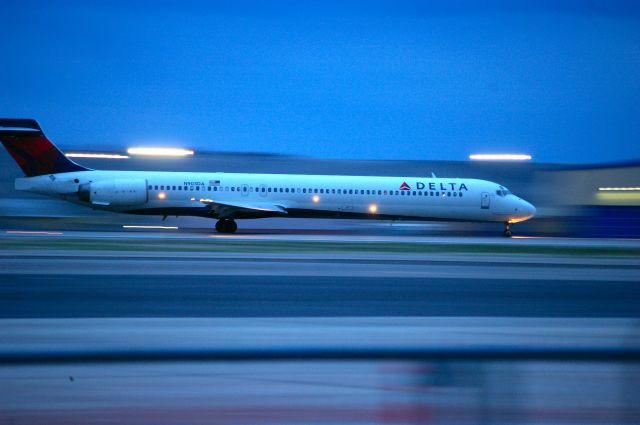 McDonnell Douglas MD-90 (N903DA)