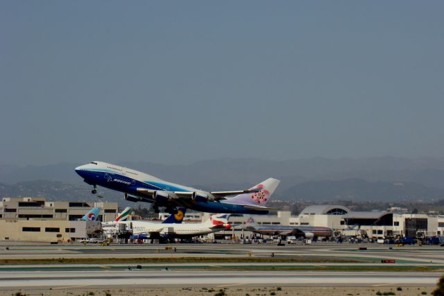 Boeing 747-400 (B-18210)