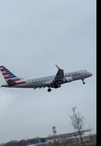 Embraer 175 (N408YX)