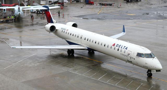 Canadair Regional Jet CRJ-900 (N304PQ)