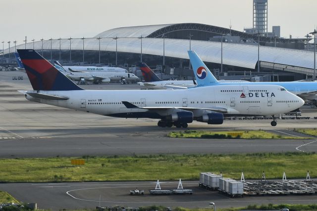 Boeing 747-400 (N665US)