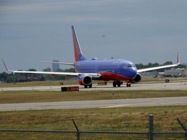 Boeing 737-800 (N8315C)