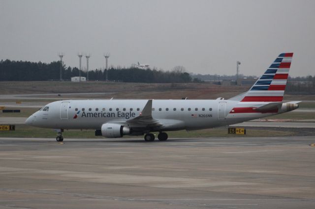 Embraer 175 (N266NN)