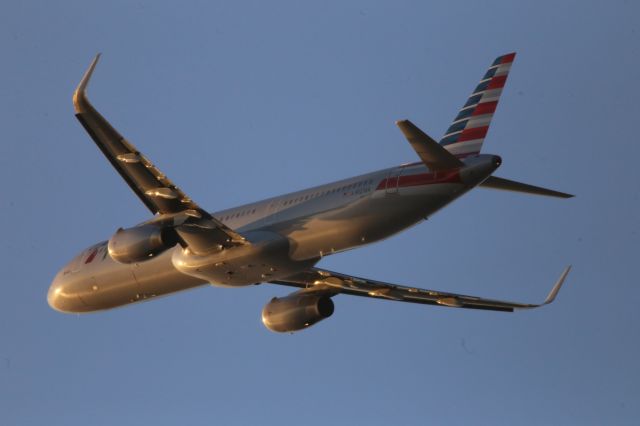 Airbus A321 (N127AA)
