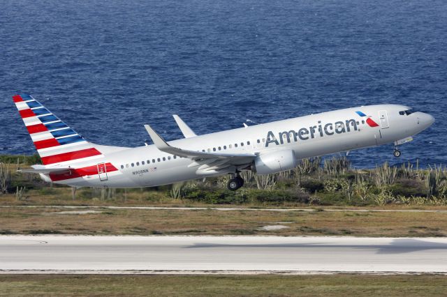 Boeing 737-800 (N908NN)