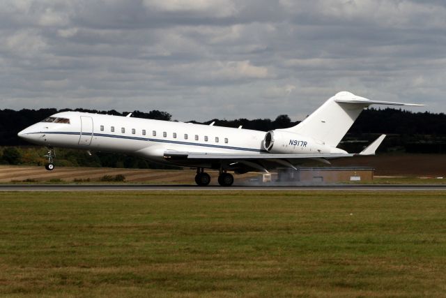 Bombardier Global Express (N917R) - Touching down on rwy 26 arriving from LFPB on 02-Oct-08.